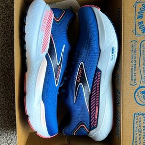 The newest version of the Brooks Glycerin GTS in a size 9 (women’s).